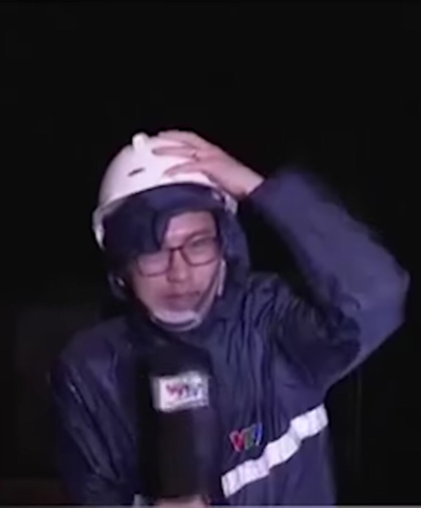 Xúc động hình ảnh “dấn thân” đưa tin của Phóng viên VTV: Bị gió quật nghiêng ngả khi tác nghiệp tại hiện trường bão Noru - Ảnh 3